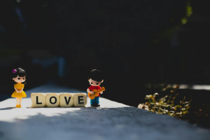 Slow Love: Το αντι-Tinder ρεύμα στις σχέσεις ή αλλιώς όπως έλεγε κι ο Πόπωτας...μπροστά, πίσω...