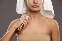 Το body oil μπαίνει πριν ή μετά την κρέμα σώματος; Ιδού η απορία