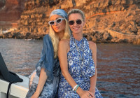 Στην Ελλάδα οι αδελφές Hilton: Οι φωτογραφίες στο πολυτελές γιοτ τους με φόντο τη Σαντορίνη