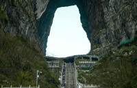 Mission (im)possible: Το κινεζικό SUV που δεν τα κατάφερε στα 999 σκαλοπάτια του Heaven's Gate