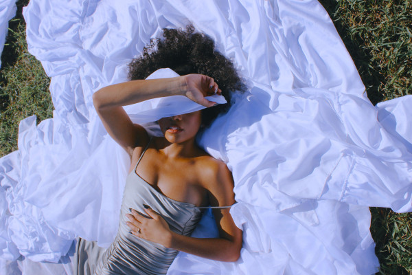 Silk bonnet: Το beauty trick που προστατεύει τα μαλλιά κατά τη διάρκεια της νύχτας