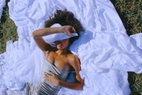 Silk bonnet: Το beauty trick που προστατεύει τα μαλλιά κατά τη διάρκεια της νύχτας