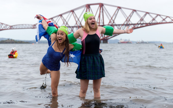 Loony Dook: Η πιο τρελή βουτιά της Πρωτοχρονιάς