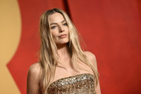 Το απρόσμενο καλοκαιρινό μανικιούρ της Margot Robbie είναι απόλυτα Glastonbury-coded