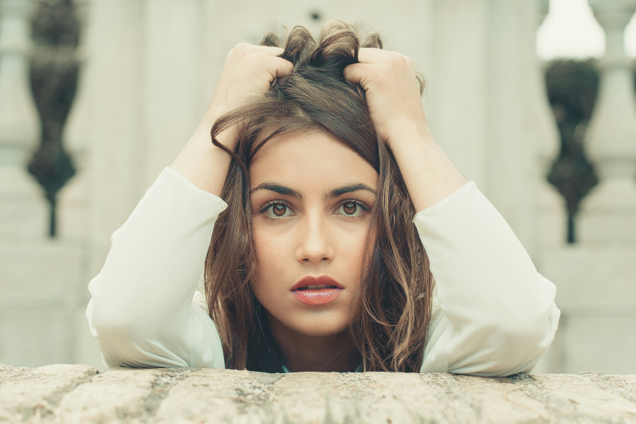 Η νέα μόδα λέγεται «Underthinking». Μήπως ήρθε η ώρα να σκεφτόμαστε λιγότερο;