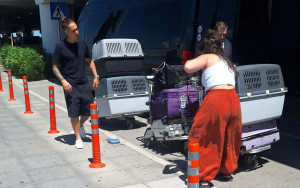 Ο Κώστας Τσιμίκας επέστρεψε στην Ελλάδα μαζί με τα σκυλιά του λίγο πριν τα φιλικά της Εθνικής (Αποκλειστικό)