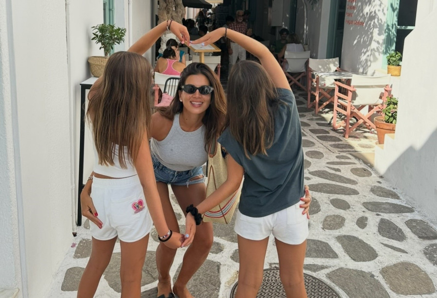 Σταματίνα Τσιμτσιλή: Η καθιερωμένη φωτογραφία πριν χτυπήσει το κουδούνι με τα τρία της παιδιά που πλέον την έφτασαν σε ύψος