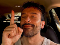 Παναγιώτης Ραφαηλίδης: Αυτοθαυμάζεται για τις μαγειρικές του ικανότητες και αυτοτρολάρεται - «Σολοπαντρεύομαι»