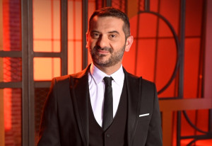 Λεωνίδας Κουτσόπουλος: Η πρώην του Χρύσα Μιχαλοπούλου χορεύει μπροστά από την προτομή του και εκείνος το έκανε story