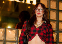 Το φανελένιο πουκάμισο είναι τάση! Μας το έδειξε η Τάμτα, σου δείχνουμε κι εμείς τους πιο cool τρόπους να το φορέσεις