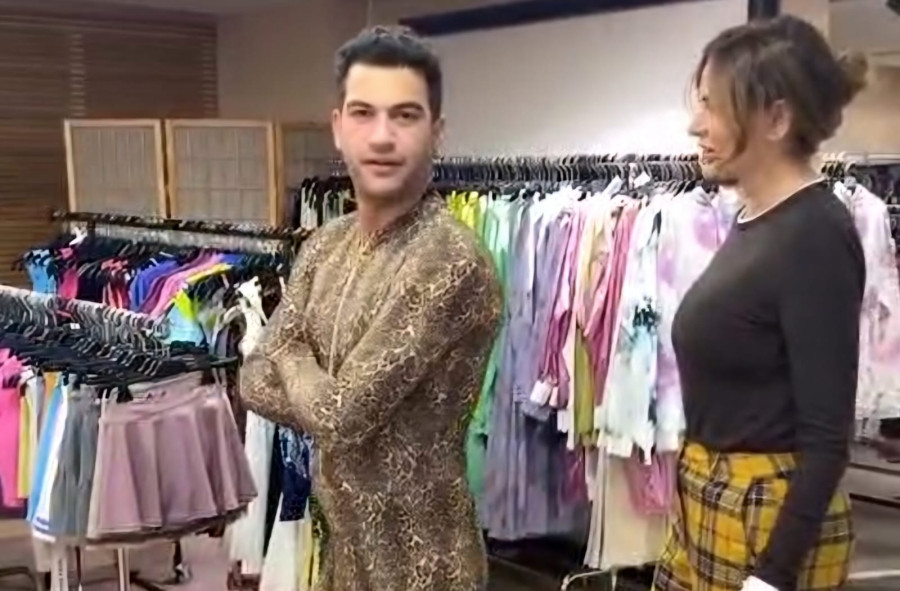 Μάνος Ιωάννου: Πέρασε από την κολλητή Μαρία Καλάβρια και δειγμάτισε μια λεοπάρ ολόσωμη φόρμα. Epic