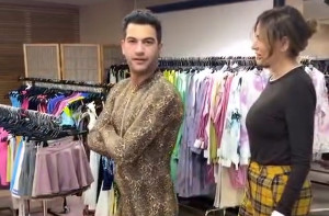 Μάνος Ιωάννου: Πέρασε από την κολλητή Μαρία Καλάβρια και δειγμάτισε μια λεοπάρ ολόσωμη φόρμα. Epic