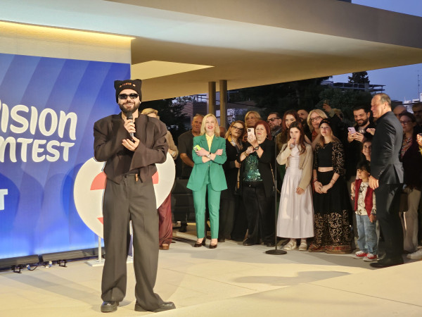 Eurovision 2026: Special δώρα, πρόβλεψη νίκης και όσα είπε ο Akylas πριν φύγει για Βιέννη (Αποκλειστικά Videos-photos)