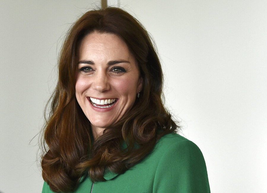 Η Kate Middleton υιοθετεί το πιο κομψό αξεσουάρ μαλλιών της γιορτινής σεζόν