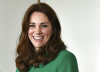 Η Kate Middleton υιοθετεί το πιο κομψό αξεσουάρ μαλλιών της γιορτινής σεζόν