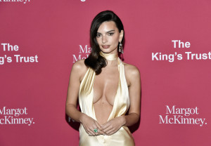 Η EmRata έκανε κατά λάθος κούρεμα με αφέλειες... στο πίσω μέρος του κεφαλιού της