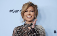 Έγινε viral η Jennifer Lopez! Η στιγμή που σκόνταψε στη σκηνή και συνέχισε σαν να μη συνέβη τίποτα