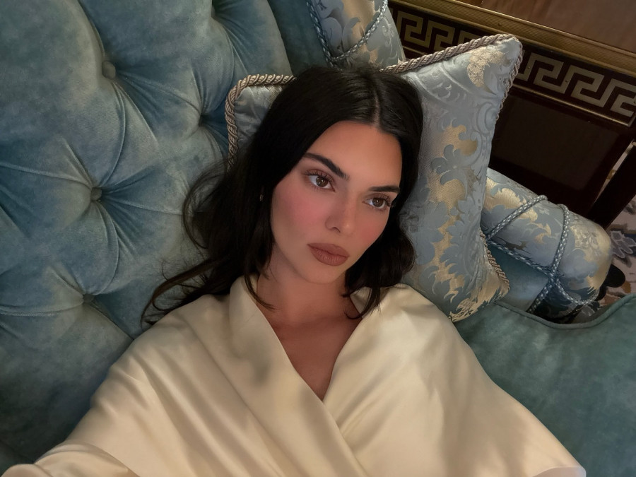 Ο κότσος της Kendall Jenner είναι η έμπνευση που ψάχνεις για τα μαλλιά την παραμονή της Πρωτοχρονιάς