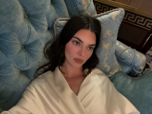Ο κότσος της Kendall Jenner είναι η έμπνευση που ψάχνεις για τα μαλλιά την παραμονή της Πρωτοχρονιάς