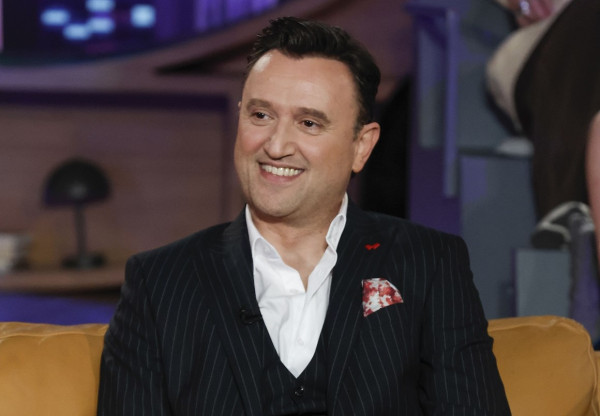 Αργύρης Αγγέλου: Γιατί δεν υπάρχουν backstage από το Παρά πέντε, τι συνέβη στο τσουλούφι του στο reunion και γιατί κάνει τον... «χαζούλη»;