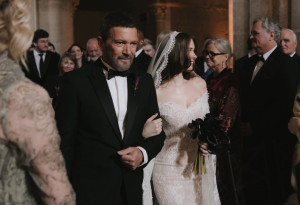 Melanie Griffith: Ανέβασε φωτογραφίες από τον γάμο της κόρης της και χαζέψαμε τον μπαμπά Banderas, τη μαύρη ανθοδέσμη και την παράνυφο Dakota