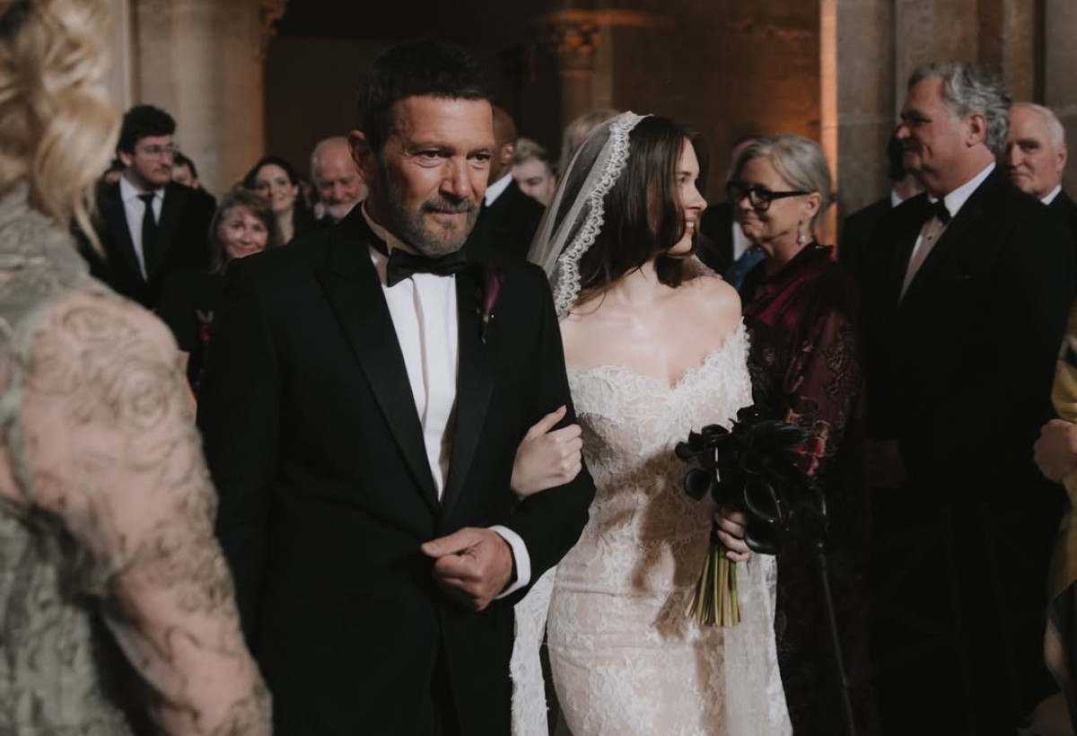 Melanie Griffith: Ανέβασε φωτογραφίες από τον γάμο της κόρης της και χαζέψαμε τον μπαμπά Banderas, τη μαύρη ανθοδέσμη και την παράνυφο Dakota