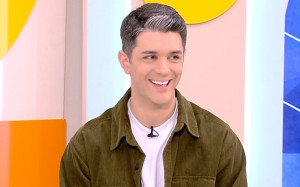 Ζω καλά: Ο Δημήτρης Πανόπουλος και πώς αντιμετωπίζει τα red flags λόγω της αδερφής του