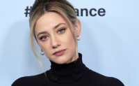 Η Lili Reinhart αποκαλύπτει τα μυστικά της για την ψυχική υγεία και την περιποίηση της επιδερμίδας της