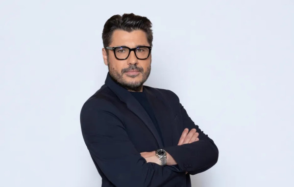 Λάμπρος Κωνσταντάρας: Η επική, ΑΙ «συνάντηση» με τον παππού του σε σκηνή από το Κάτι κουρασμένα παλικάρια