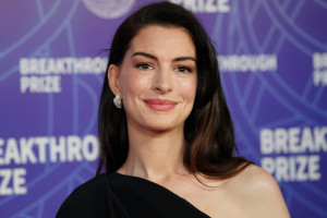 Το ανατρεπτικό mani-pedi της Anne Hathaway που κάνει το pink–red combo ξανά fashion statement