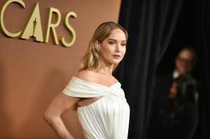Η Jennifer Lawrence μόλις παρουσίασε την πιο trendy απόχρωση της άνοιξης