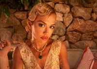 H Rita Ora έκανε το πιο ονειρεμένο γαλάζιο πεντικιούρ για τις διακοπές της