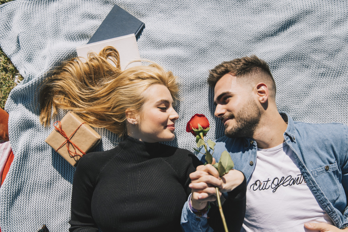 Love Bombing: Η υπερβολική αγάπη είναι red flag;