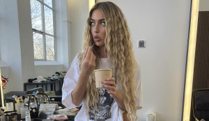 Τα crimped hair επιστρέφουν δυναμικά και γίνονται η μεγαλύτερη τάση της άνοιξης