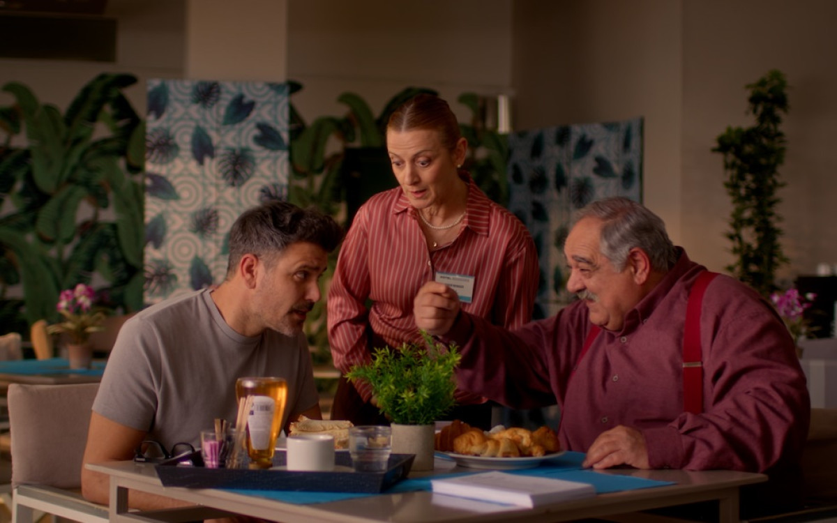 HOTΕΛ ΕΛVIRA: Ο Χάρι πείθει τον Ηλία ότι πρέπει να κατέβει υποψήφιος στις εκλογές των ξενοδόχων