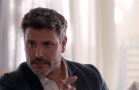 ΗΟΤΕΛ ΕΛVIRA: Ο Χάρι είναι στριμωγμένος και ο Γιάννης τα κάνει ακόμα χειρότερα