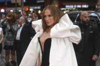 Καστανά μαλλιά με ξανθές ανταύγειες: Η Jennifer Lopez τολμά την αντίθεση και αναβιώνει ένα trend των 2000s