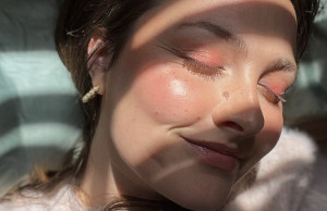 Healthy glow effect: Η απόχρωση ρουζ που θα κυριαρχήσει το καλοκαίρι του 2026