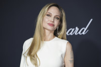 Η Αντζελίνα Τζολί υιοθετεί το California Blonde: Η απόδειξη ότι και οι μελαχρινές μπορούν να ενδώσουν στο πιο καλοκαιρινό χρώμα μαλλιών