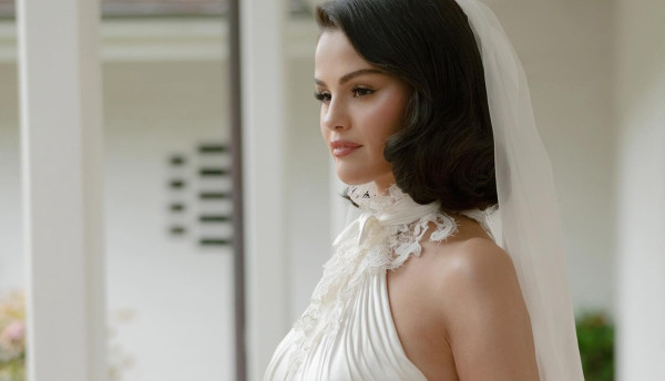 Η Selena Gomez αποκάλυψε τα ακριβές lip combo και ρουζ που φόρεσε στο γάμο της και στα δίνει σε νεσεσέρ
