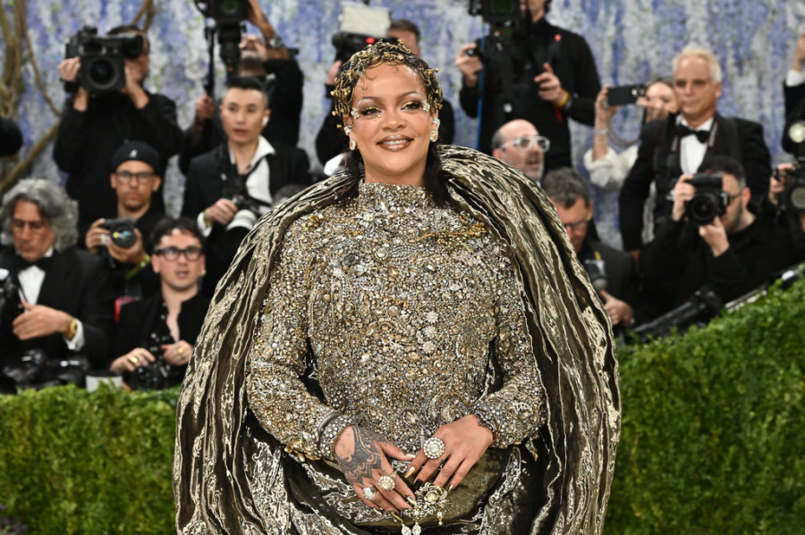 Η Rihanna παρουσιάζει μια νέα fashion statement τάση, το Skean (Skirt-Jean)