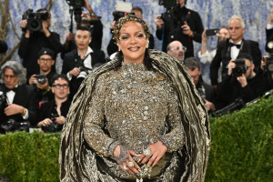 Η Rihanna παρουσιάζει μια νέα fashion statement τάση, το Skean (Skirt-Jean)