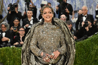 Η Rihanna παρουσιάζει μια νέα fashion statement τάση, το Skean (Skirt-Jean)