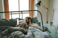 Sleep Divorce: Γιατί όλο και περισσότερα ευτυχισμένα ζευγάρια επιλέγουν να κοιμούνται χωριστά