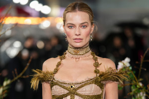 Η ανατριχιαστική ιστορία πίσω από το βραχιόλι από ανθρώπινα μαλλιά της Margot Robbie