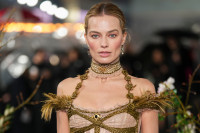 Η ανατριχιαστική ιστορία πίσω από το βραχιόλι από ανθρώπινα μαλλιά της Margot Robbie