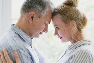 Πώς η ηλικία και η εμμηνόπαυση αλλάζουν αυτό που μας ελκύει στους άνδρες