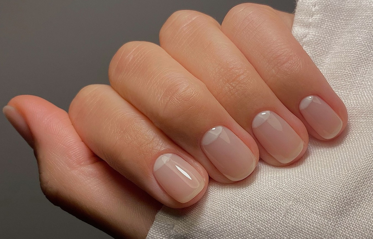 Vanilla Glass Nails: Τι είναι αυτό το κομψό, μινιμαλιστικό μανικιούρ που υπόσχεται νύχια με "glass" effect;