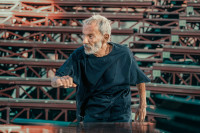 Σταύρος Ξαρχάκος: Ο μεγάλος Έλληνας μουσικοσυνθέτης αποτίει φόρο τιμής στον Γιώργο Μαζωνάκη - «Το τελευταίο λαϊκό είδωλο»