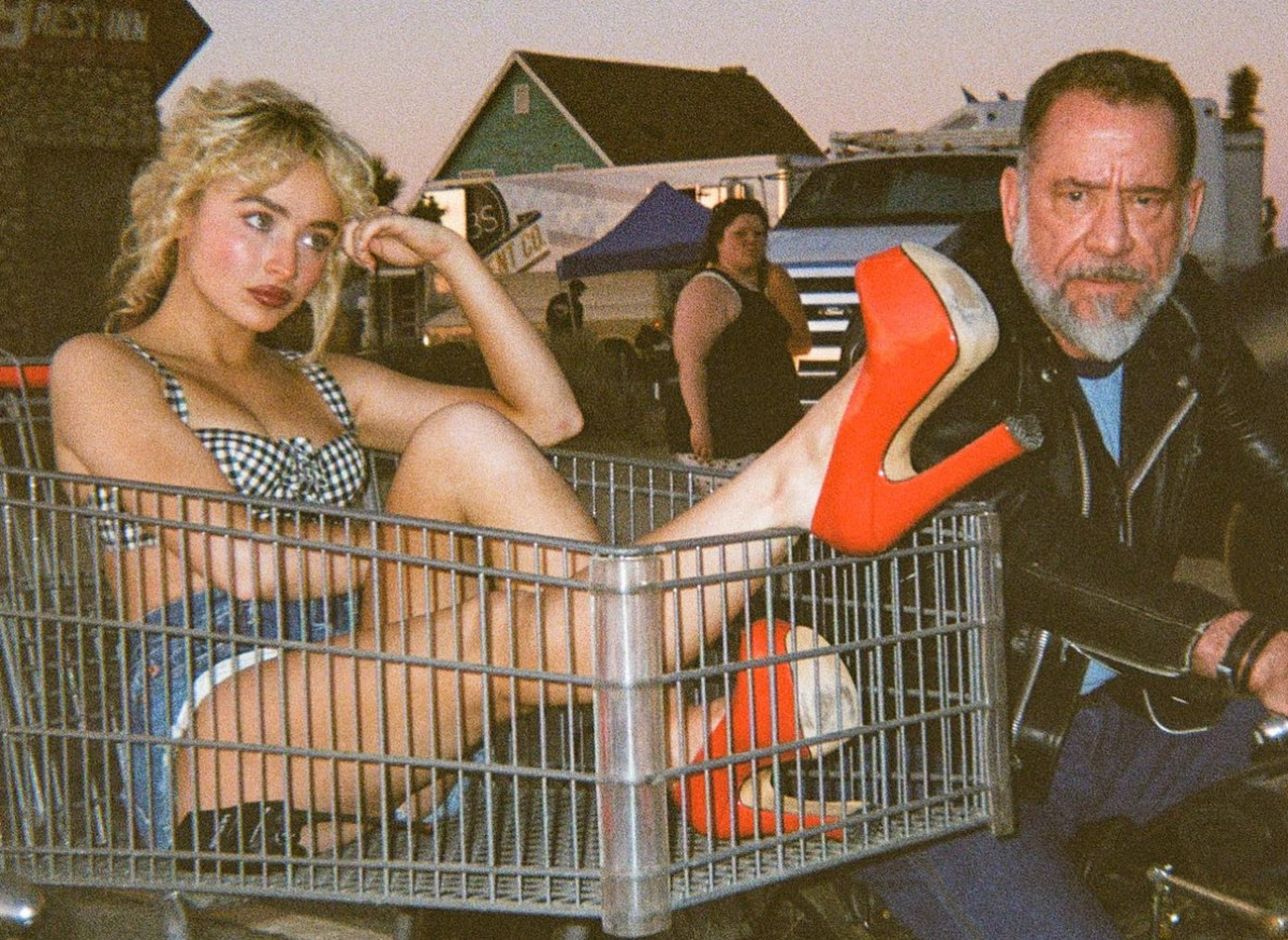 Η Sabrina Carpenter φόρεσε αυτό το επερχόμενο virαl lip balm της Prada στο βίντεοκλιπ του "Manchild"